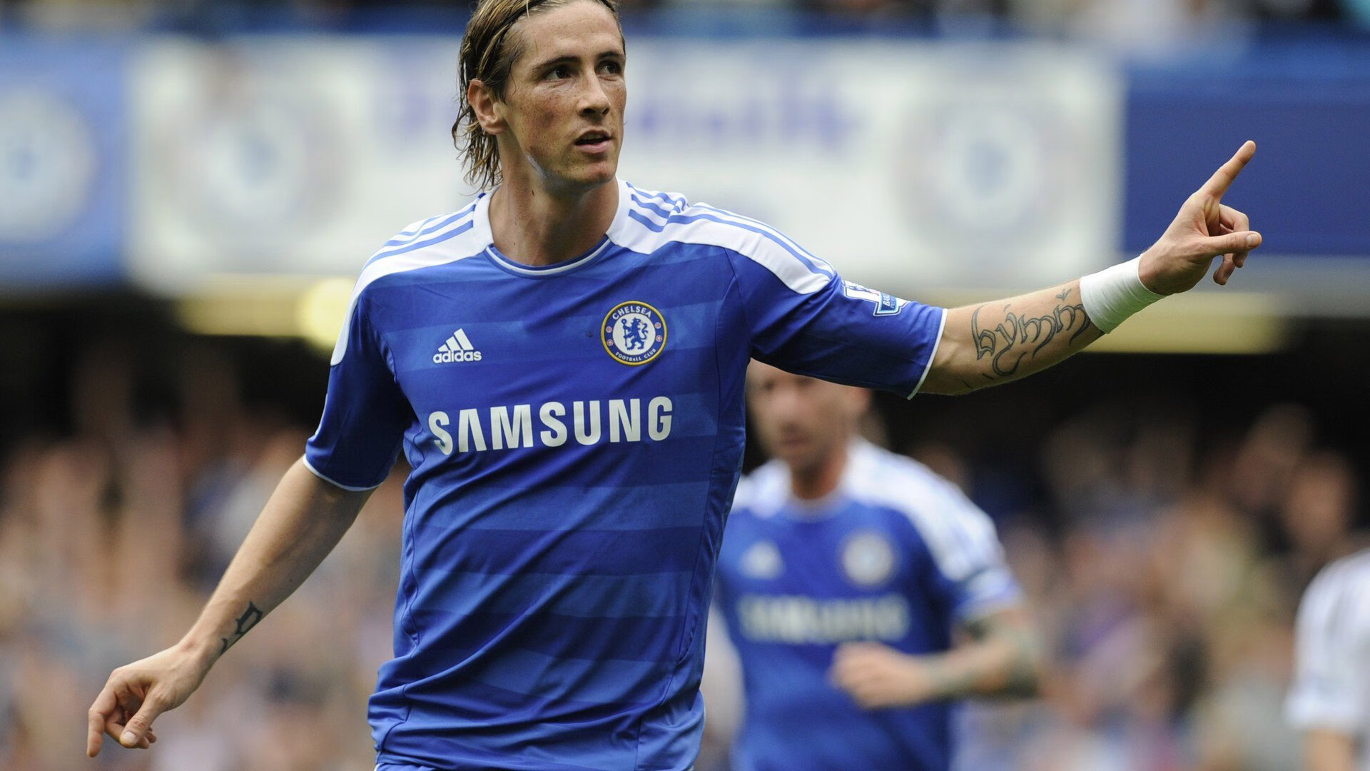 2017年西部半决赛：在“火箭之夜”中，库里连续投中数个超远三分，帮助勇士大比分领先