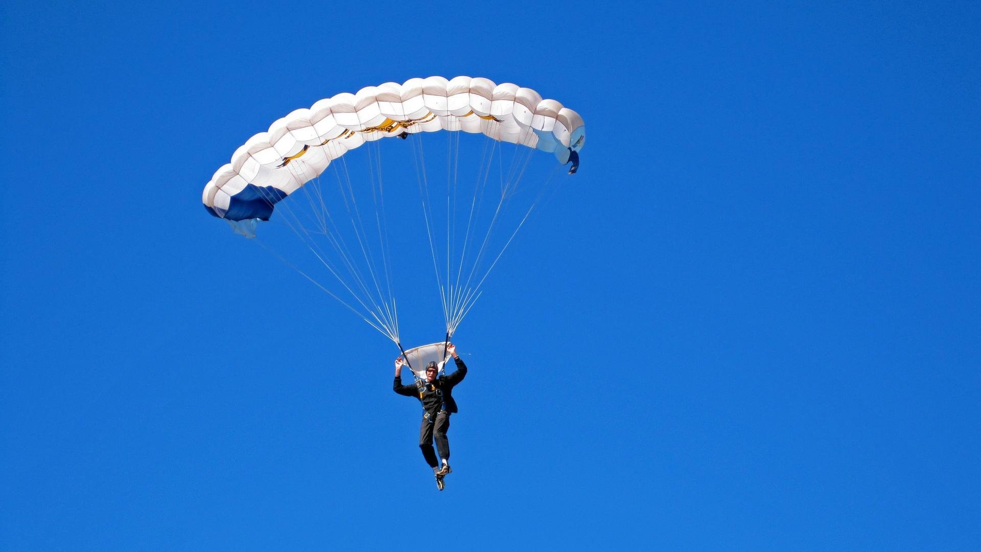 开云体育ios-极限沙漠越野大赛，烈日沙尘中的速度激情，沙漠越野比赛视频